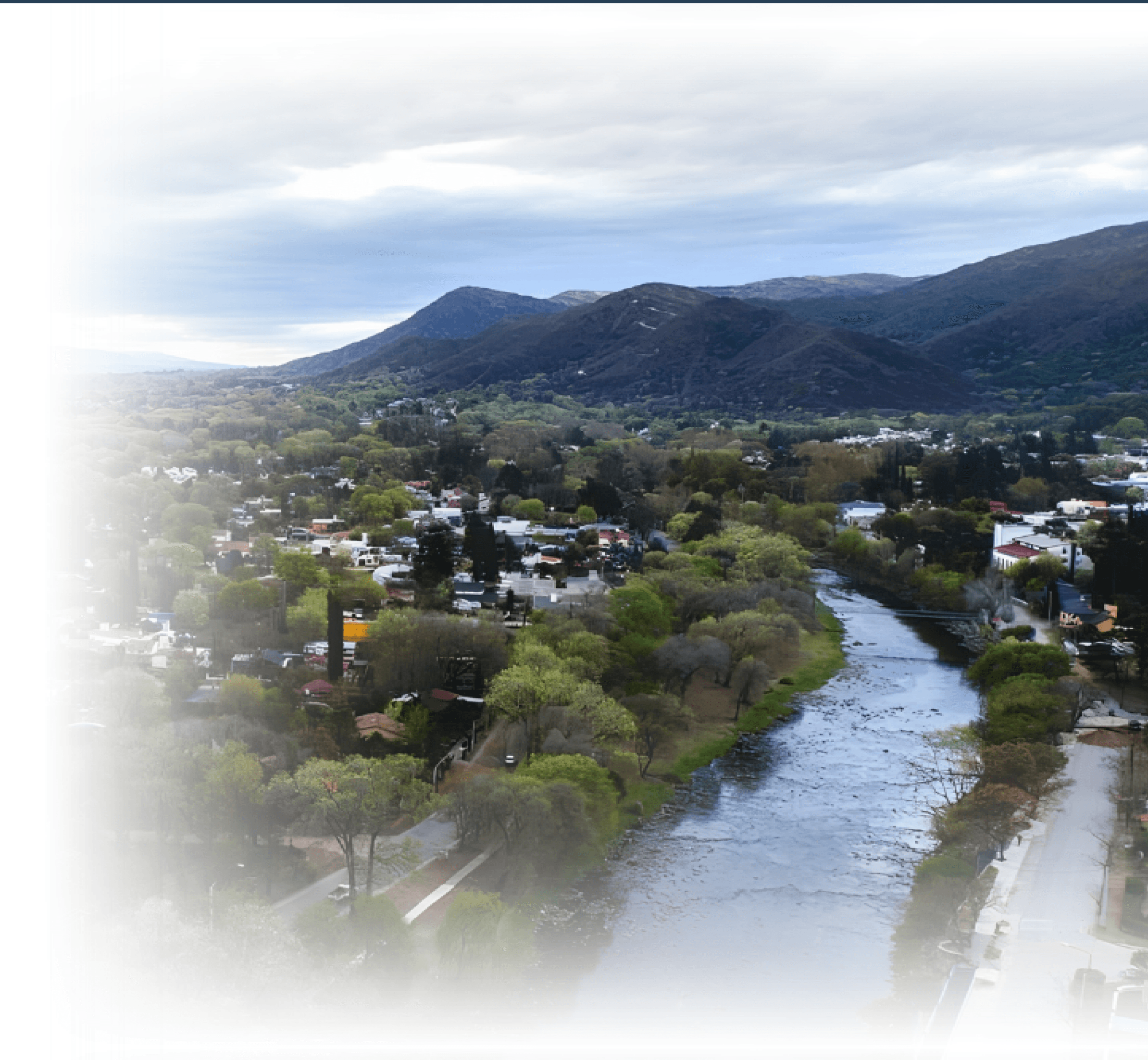 Río y valle de Calamuchita rodeado de montañas